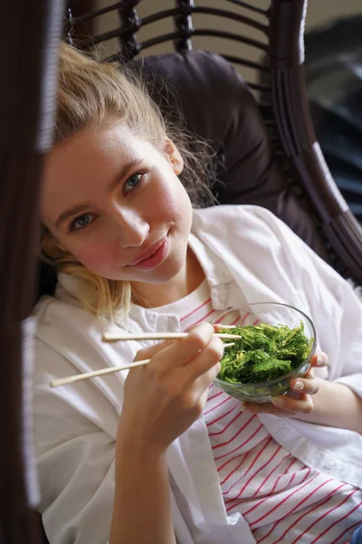 Ritratto di ragazza rilassata che mangia alghe — Foto Stock