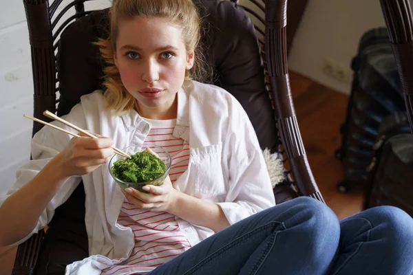 Close up of pretty girl that posing on camera — Stock Photo, Image