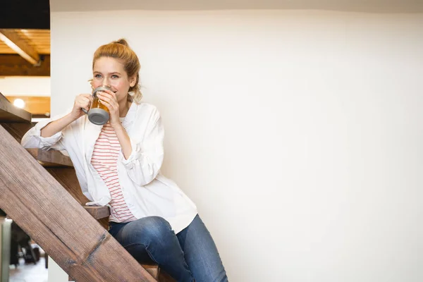 Positivo encantado rubia bebiendo su té — Foto de Stock