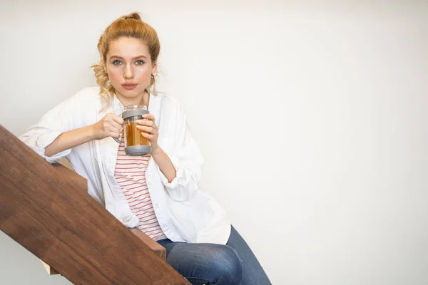 Charmante jonge vrouw op zoek rechte op camera — Stockfoto