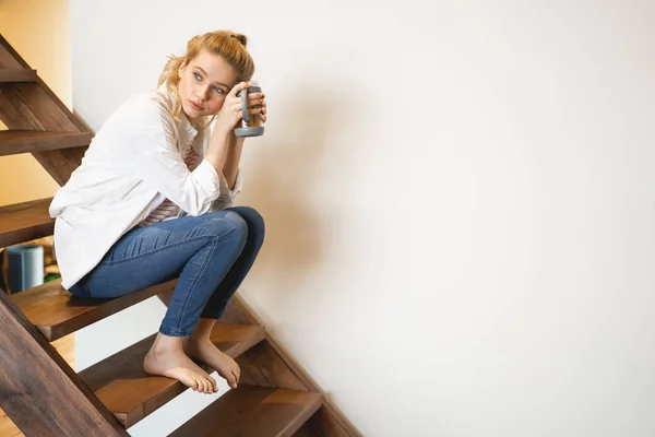 Atractiva joven mujer siendo profunda en pensamientos — Foto de Stock