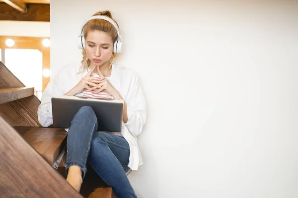 Skoncentrowana młoda kobieta gapiąca się na laptopa — Zdjęcie stockowe