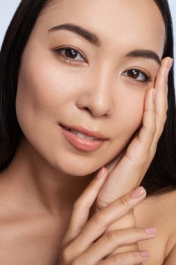 Kameraya bakan mutlu genç bir kadın.