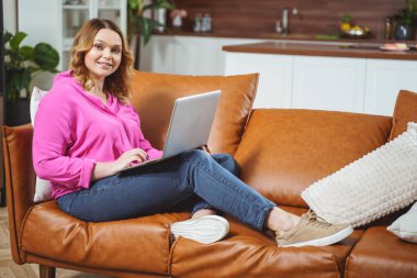 Bilgisayarda çalışan mutlu kadın.