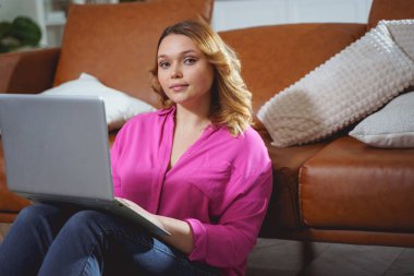 Kameraya bakan mutlu genç bir bayan.