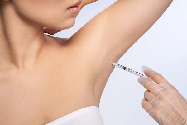 Professionelle Kosmetikerin macht Achselhöhlen-Botox für Kunden — Stockfoto