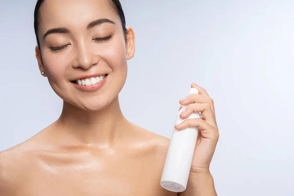 Close up of pretty brunette that spraying thermal water — Stock Photo, Image