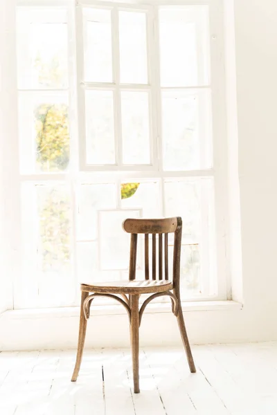 Foto focada na cadeira que está em primeiro plano — Fotografia de Stock