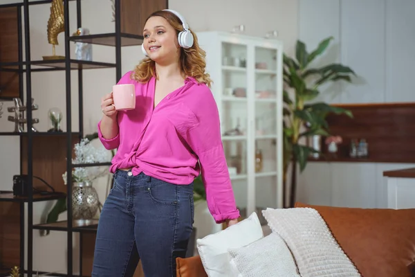 Relajado joven mujer persona escuchando música —  Fotos de Stock