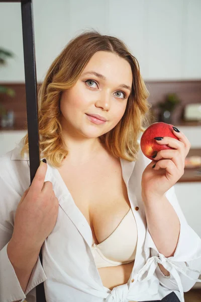 Χαριτωμένη γυναίκα που ονειρεύεται χυμό μήλου — Φωτογραφία Αρχείου