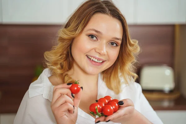 Portrait of pretty girl that posing on camera — Stock Photo, Image