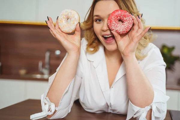 Feliz joven mujer mirando directamente a la cámara — Foto de Stock