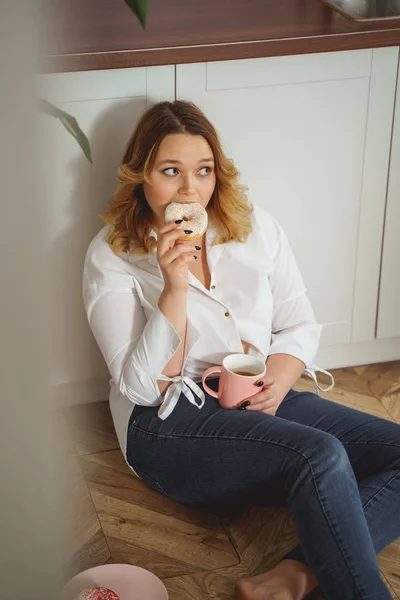 Amable joven que tiene el día de la comida engañosa — Foto de Stock