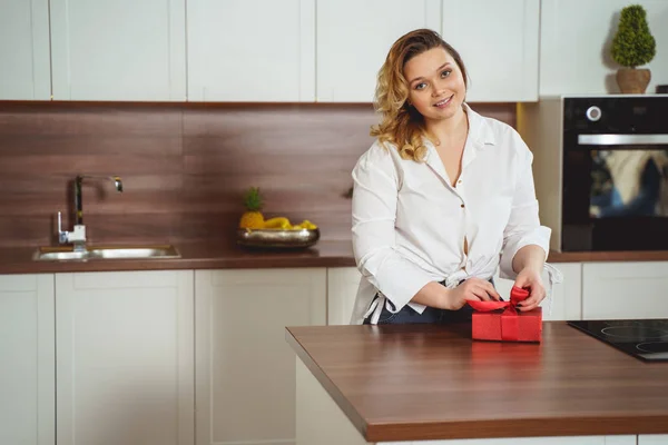 Menina feliz demonstrando seu presente na câmera — Fotografia de Stock