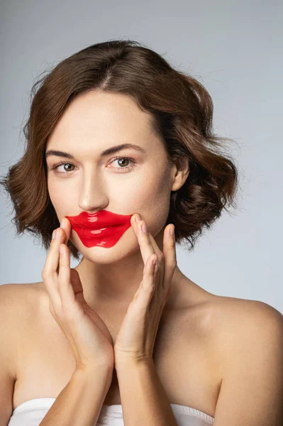 Portrait de jolie fille qui fait masque à lèvres — Photo