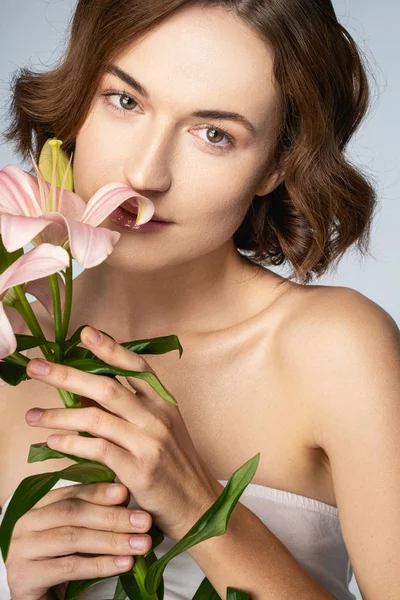 Portrait of cute girl that posing with lilies — Stok fotoğraf