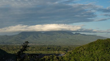 Tayland, Krabi 'de bulutların altında yeşil tepeler