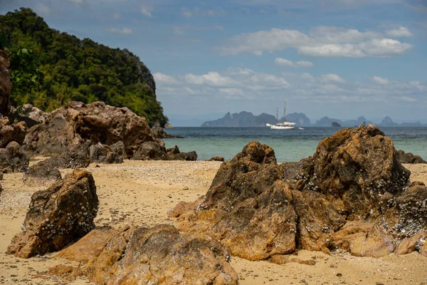 Giornata soleggiata nell'isola rocciosa tropicale — Foto Stock