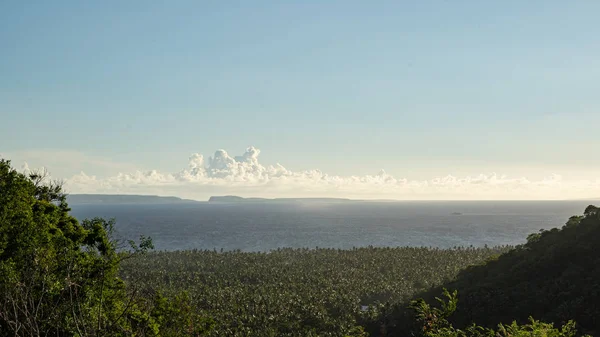 Valle tropicale e mare sotto il cielo azzurro — Foto Stock