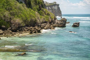 Mavi okyanus ve kayalık uçurumun muhteşem manzarası