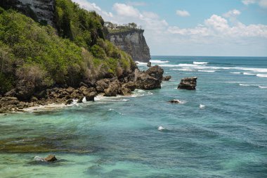 Dağların ve mavi okyanusun güzel manzarası
