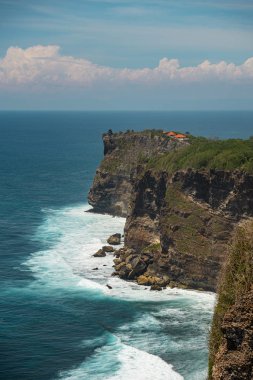 Bali 'deki engin mavi okyanus ve kayalık uçurum