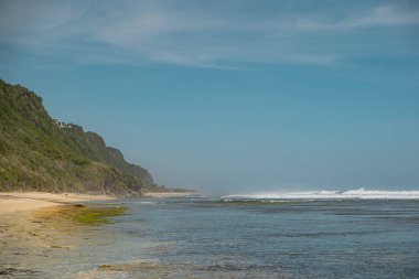 Bali 'de engin mavi okyanus ve dağlar