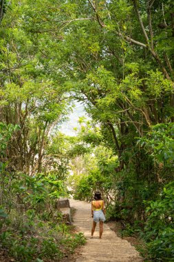 Cangıllarda yürüyen narin bir kadın.