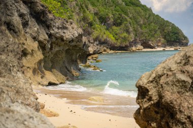 Tropik taşra fotoğrafında mavi göl