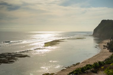 Güzel, vahşi sahil fotoğrafında gün doğumu.