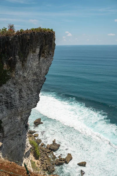 Majestatyczny niebieski ocean i skalisty klif na Bali — Zdjęcie stockowe