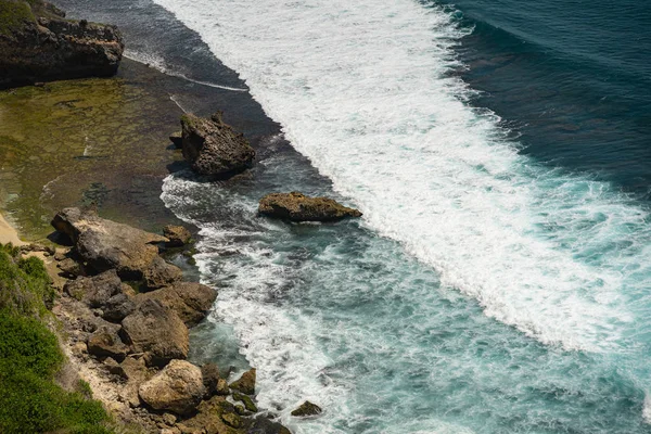 Fale morskie uderzające o skalisty brzeg na Bali — Zdjęcie stockowe