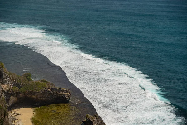 Fale uderzające w nadmorski klif na Bali — Zdjęcie stockowe