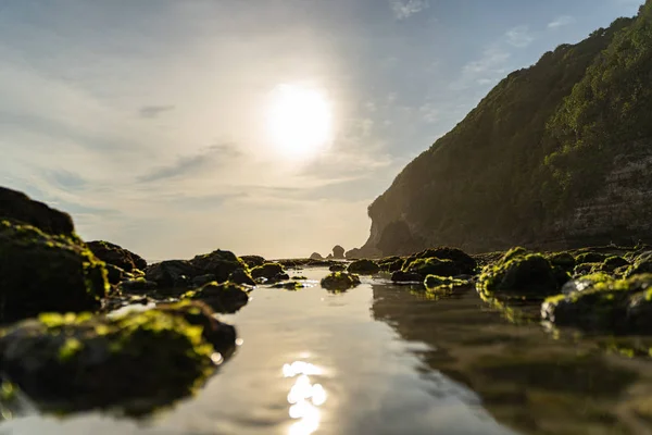 Sole riflesso in acque calme in spiaggia selvaggia stock foto — Foto Stock