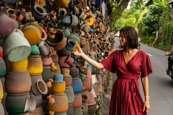 Menina morena bonito de pé perto de produtos de cerâmica — Fotografia de Stock