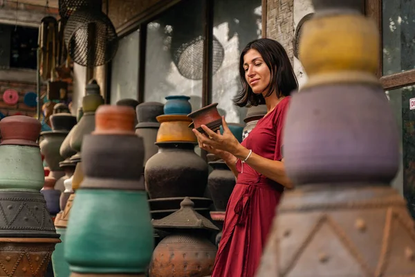 Внимательная женщина стоит рядом с сувенирным магазином — стоковое фото