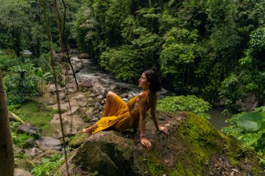 Tropikal manzaranın tadını çıkaran mutlu bir kadın.