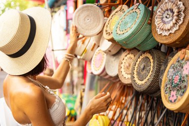 Kadın Trip Stock fotoğrafında yerel hediyeler alıyor.