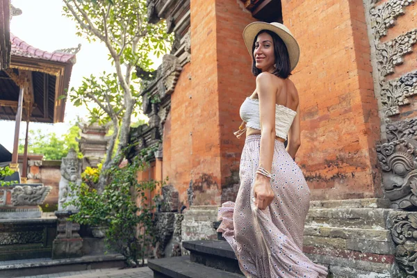 Sorrindo jovem mulher chegando a asiático templo stock foto — Fotografia de Stock