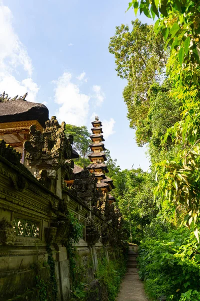 Mooie Aziatische kerk in jungles stock foto — Stockfoto