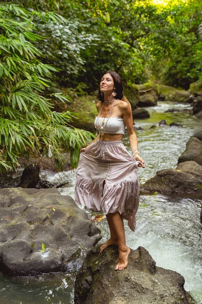 Calma mujer descalza en la selva salvaje stock foto — Foto de Stock