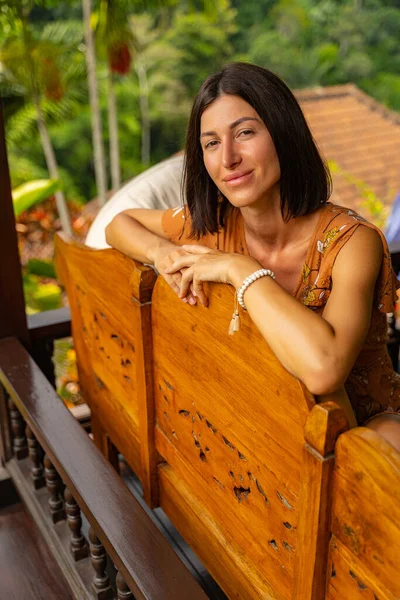 Retrato de menina bonito que olhando para a câmera — Fotografia de Stock