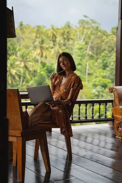 Gadis berambut cokelat ceria melihat lurus ke kamera — Stok Foto