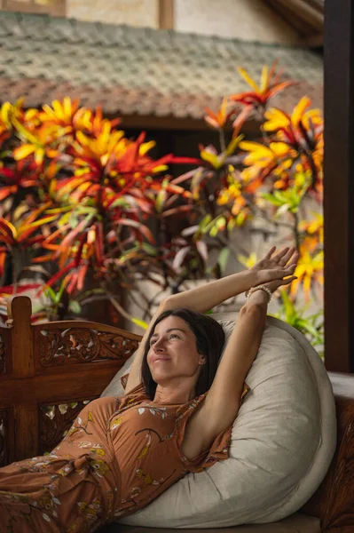 Positivo encantado morena menina esticando os braços — Fotografia de Stock