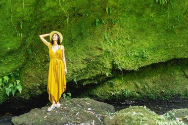 Rahat genç esmer, düşüncelerinin derinliklerinde.