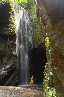 # Tatlı bir kızın silueti #