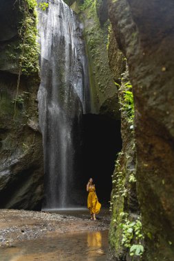 Güzel kız tatilini zevkle geçiriyor.
