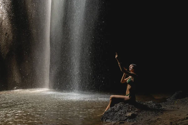 Mulher morena agradável desfrutando de suas férias exóticas — Fotografia de Stock