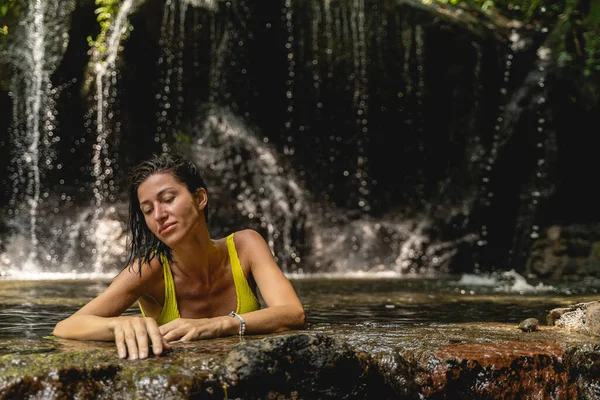 귀여운 젊은 여자가 야생 밀림에서 수영하고 있다 — 스톡 사진