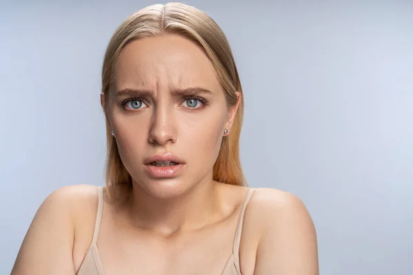 Alarmed young lady looking at the camera — ストック写真